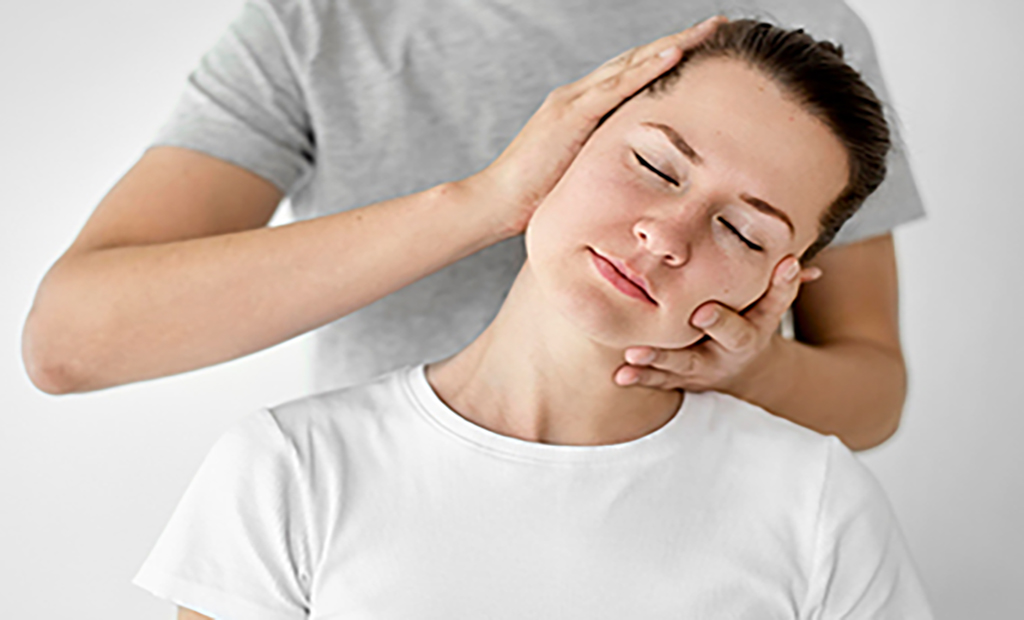 تاثیر ماساژ ناحیه گردن در رفع خستگی چشم‌ها