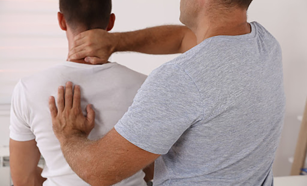 تاثیر ماساژ در رفع گرفتگی شانه و بهبود وضعیت بدن